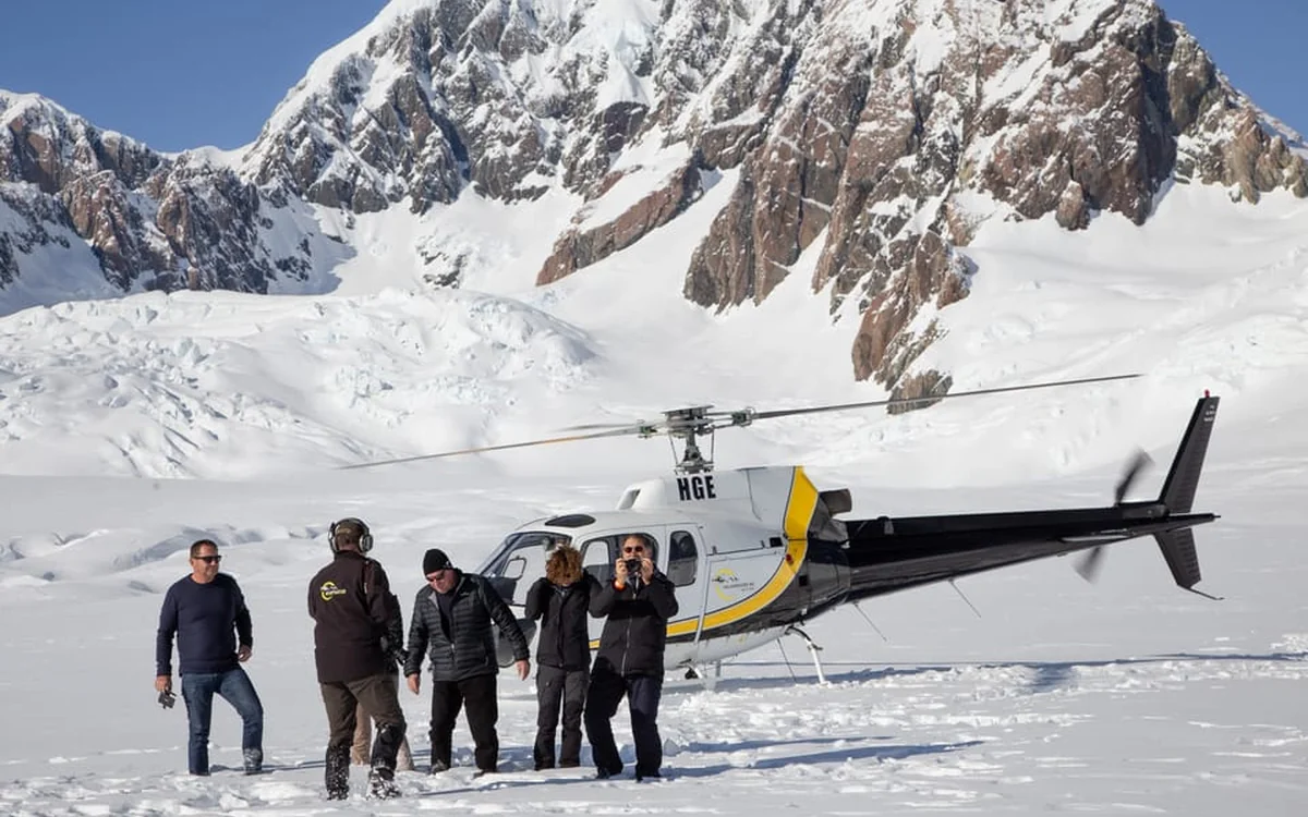 Ein Helikopter auf dem Schneefeld über dem Fox Glacier