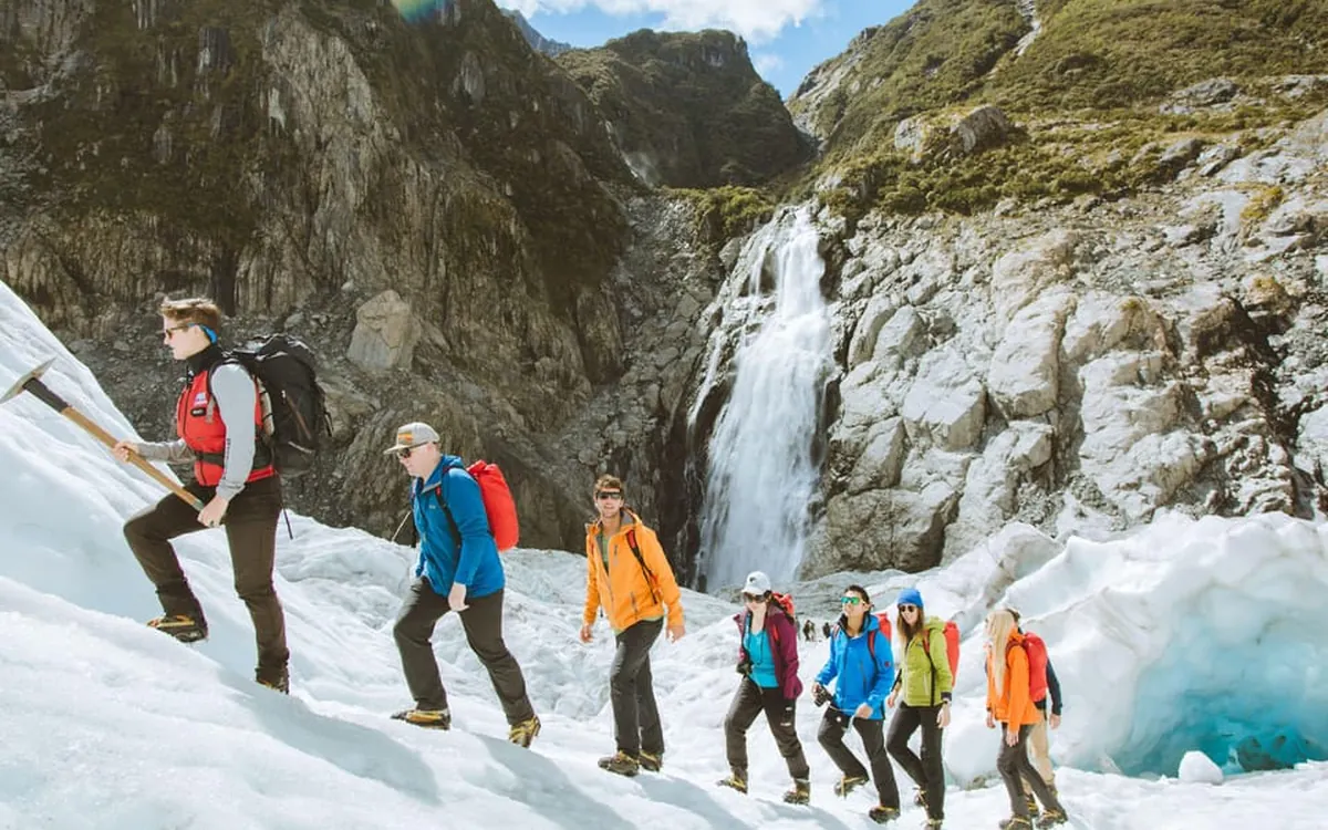 Een helikopter op het ijs boven Fox Glacier tijdens een panoramische vlucht met sneeuwlanding
