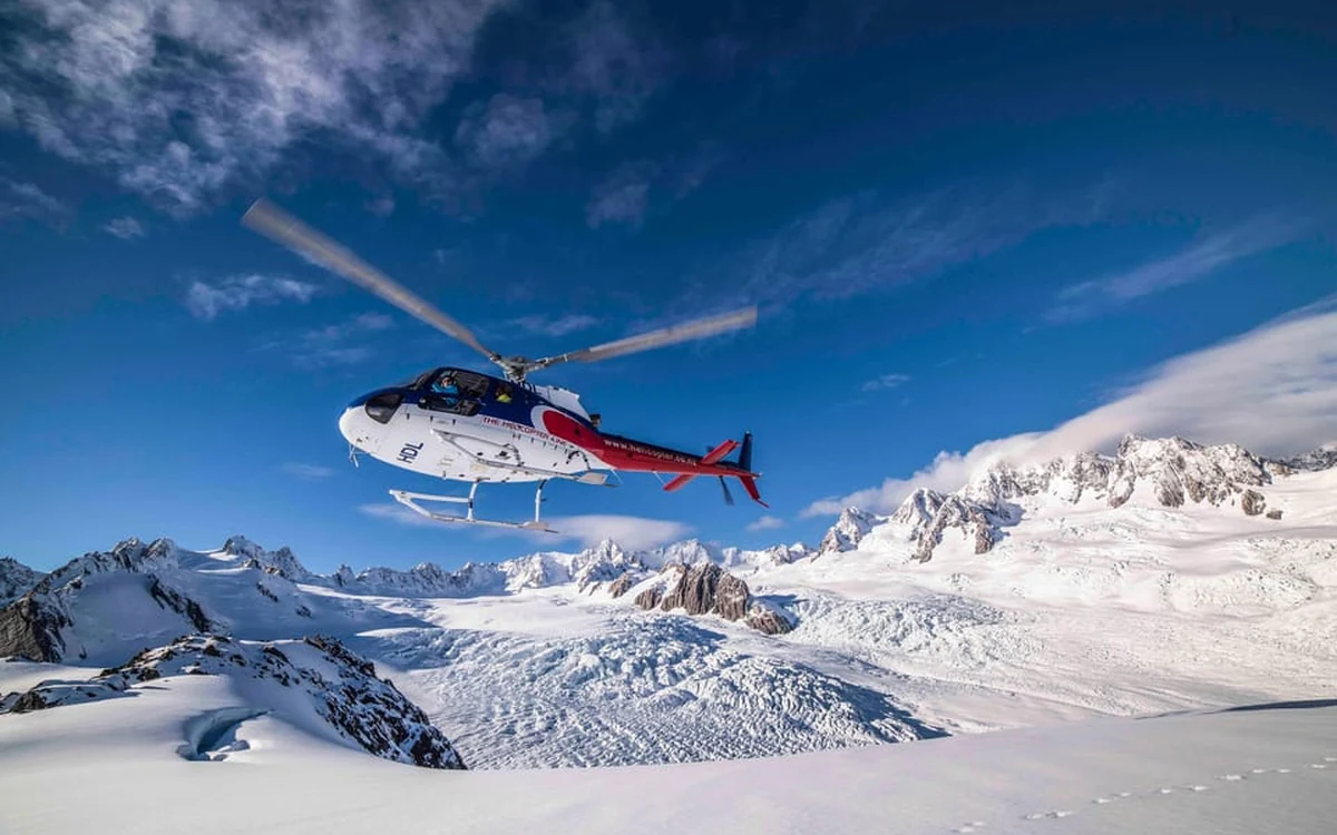 Schnee und die Southern Alps aus einem Helikopter über dem Fox Glacier